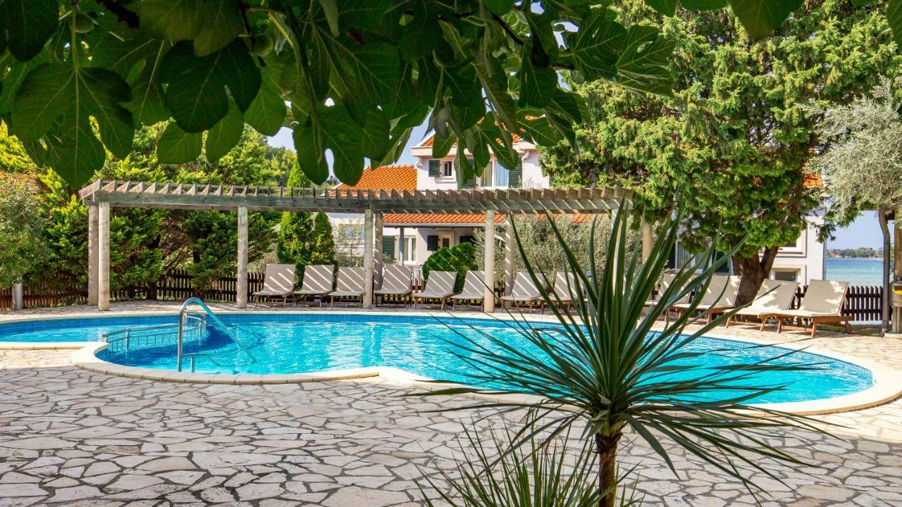 Villas Kampor Luaran gambar